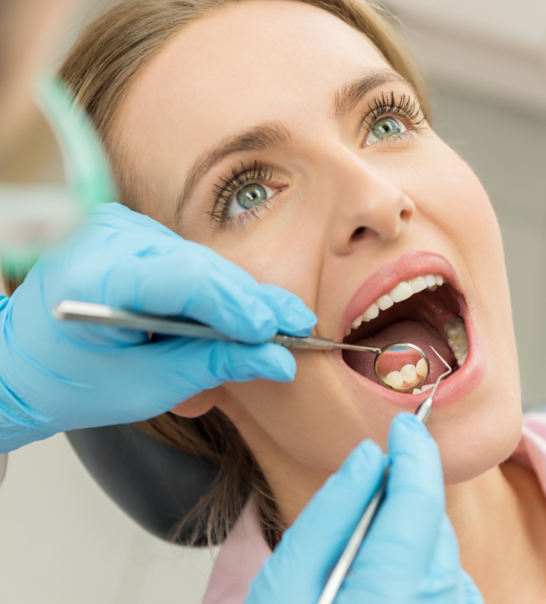 Dentysta sprawdzający zęby